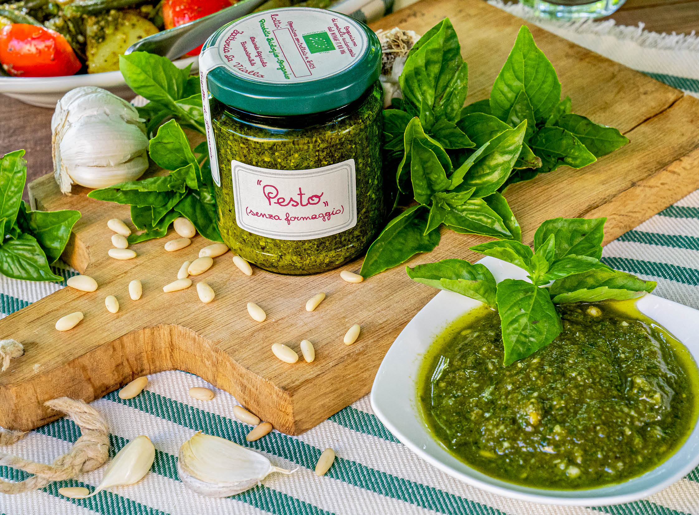 Klassisches basilikumpesto ohne käse Pesto senza Formaggio (Karton mit ...