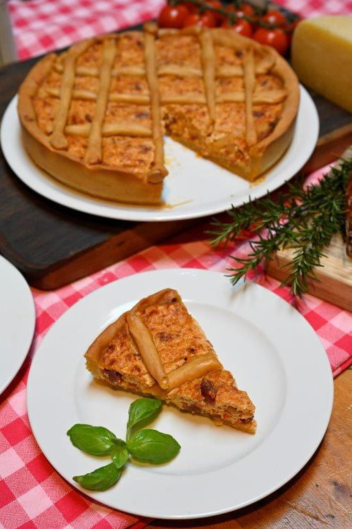 Crostata salata con ricotta al Pesto Rosso e salame piccante | La Vialla