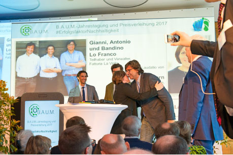 De broers Lo Franco ontvangen in Frankfurt de BAUM mileuprijs voor de ecologische duurzaamheid van Fattoria La Vialla